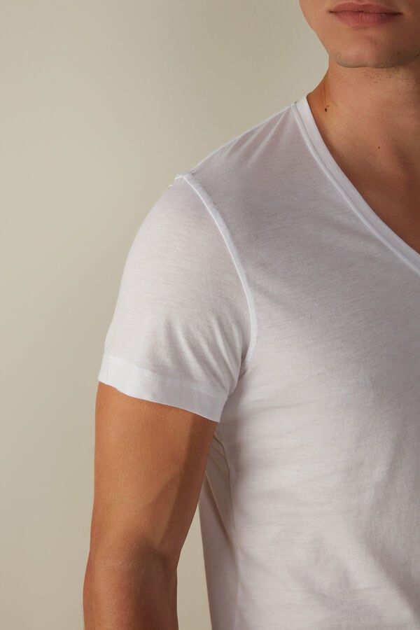 Intimssimi Short-Sleeve V-Neck T Shirt in Extra-Fine Supima® Cotton White | ILICD88079